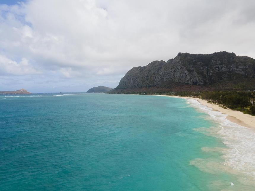 Остался без тура и денег: девушка обманула пенсионера, который хотел отвезти ее на Мальдивы