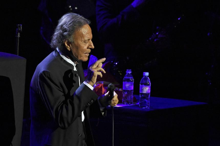 Певца Хулио Иглесиаса задержали в аэропорту Доминиканы