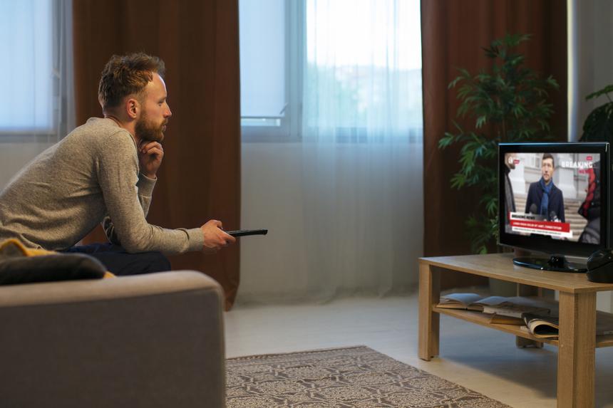 Телеведущий пнул по голове свою коллегу во время прямого эфира