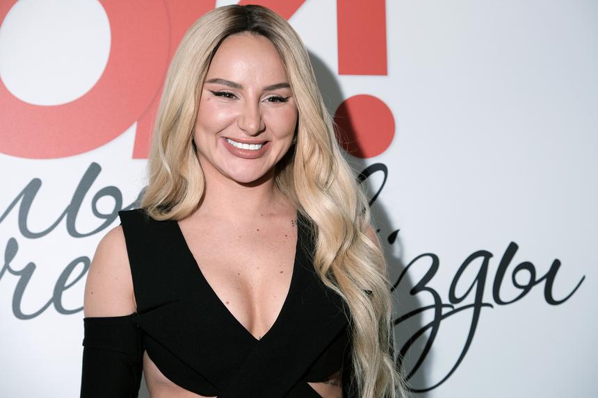 Мартовский тур под вопросом: певица Анна Asti уехала с мужем из России