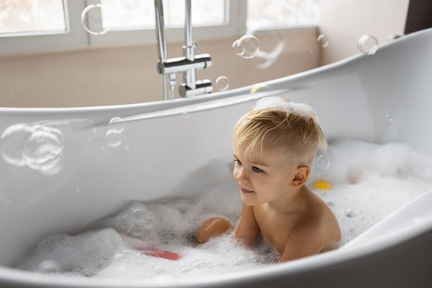 Безработная мать едва не утопила ребенка: малыша госпитализировали в тяжелом состоянии