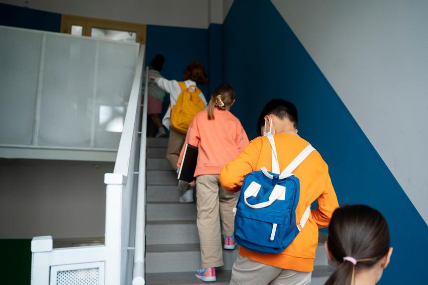 В Оренбургской области школьный охранник развращал семиклассницу в раздевалке