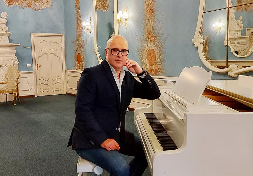 «Их просто так не отодрать. Соскабливать надо»: продюсер «Миража» об участниках «голой» вечеринки Ивлеевой