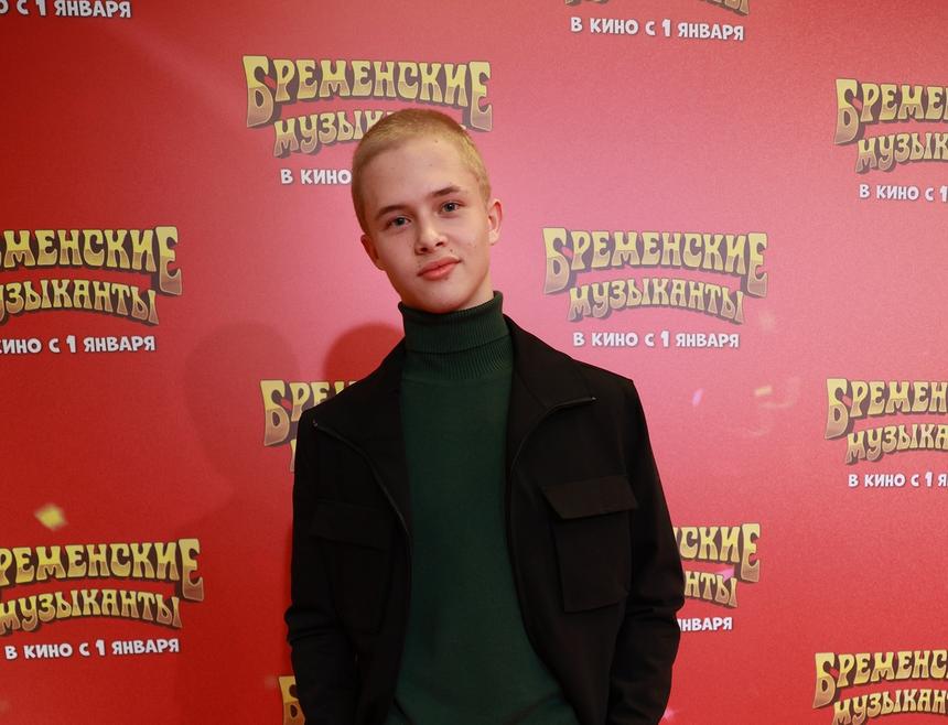 Звезда «Слова пацана» спел вживую с Бастой песню «На заре»