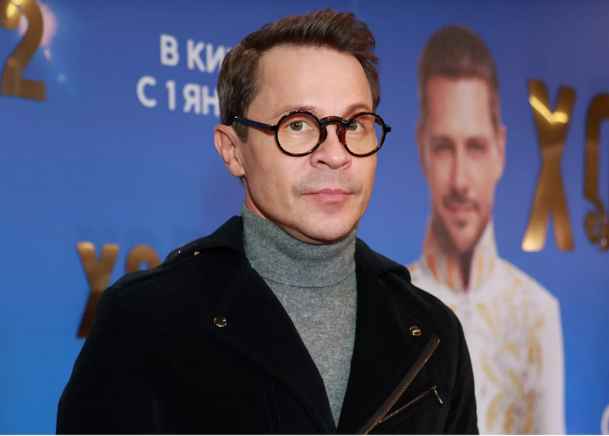 Павел Деревянко признался, что познакомился с новой девушкой три года назад