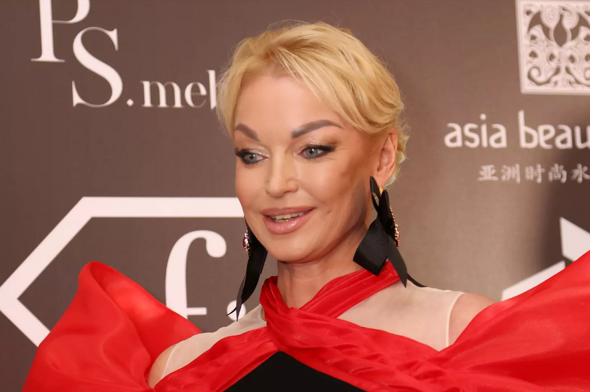 С Анастасии Волочковой взыскали 40 тысяч рублей по иску певицы Любомской