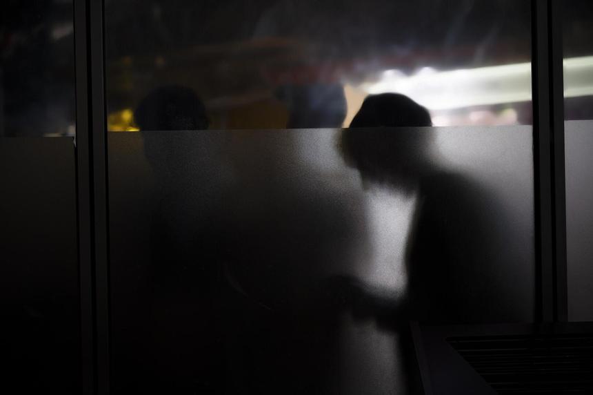 Мужчина выкинул из окна щенка и кота на глазах ребенка: один питомец погиб