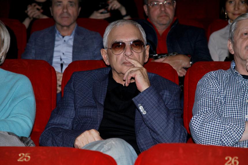 «Не должно влиять на судьбу фильма»: Шахназаров высказался об отмене «Летучего корабля» из-за покинувшего РФ Бурковского