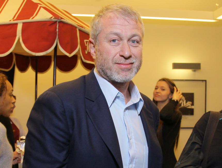 Старшая дочь Романа Абрамовича Анна засветила помолвочное кольцо во время шопинга в Лондоне