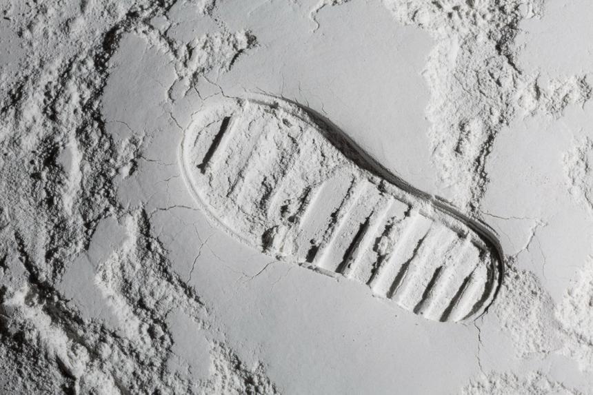 В Подмосковье недалеко от детского сада нашли деревянный крест с данными ребенка