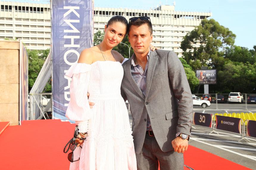 Агата Муцениеце во второй раз потребовала от Прилучного треть его заработков