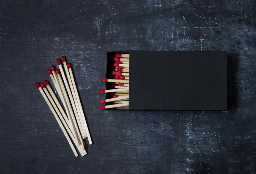 Россиянка через окно сбежала от пытавшегося ее поджечь супруга