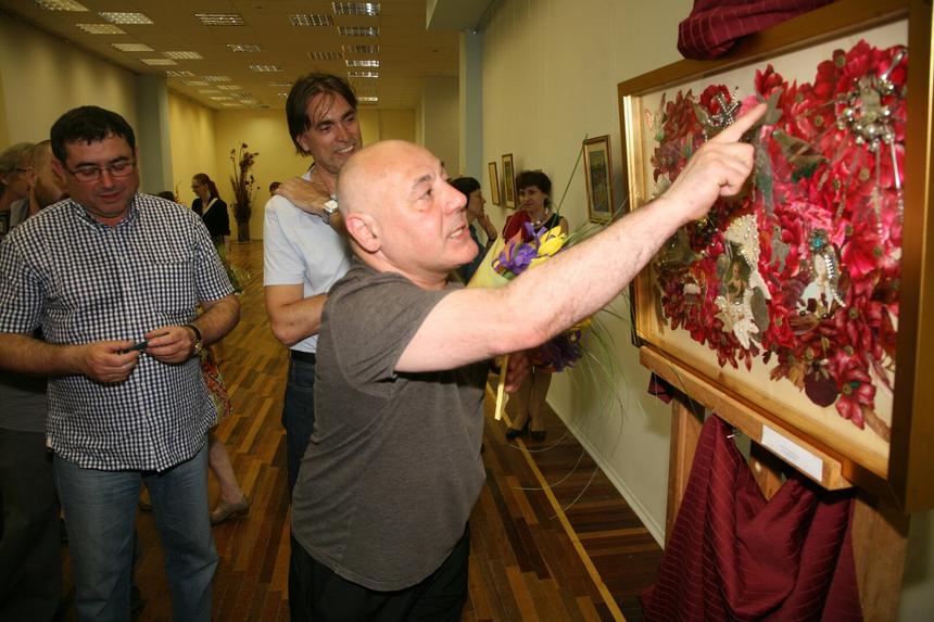 Поскользнулся и упал во дворе: актера и кинорежиссера Георгия Параджанова увезли на скорой