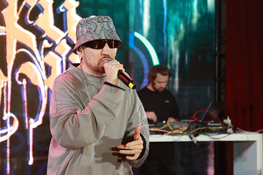 Поклонница из Ниццы подарила музыканту Звонкому вертолет за 7 млн долларов