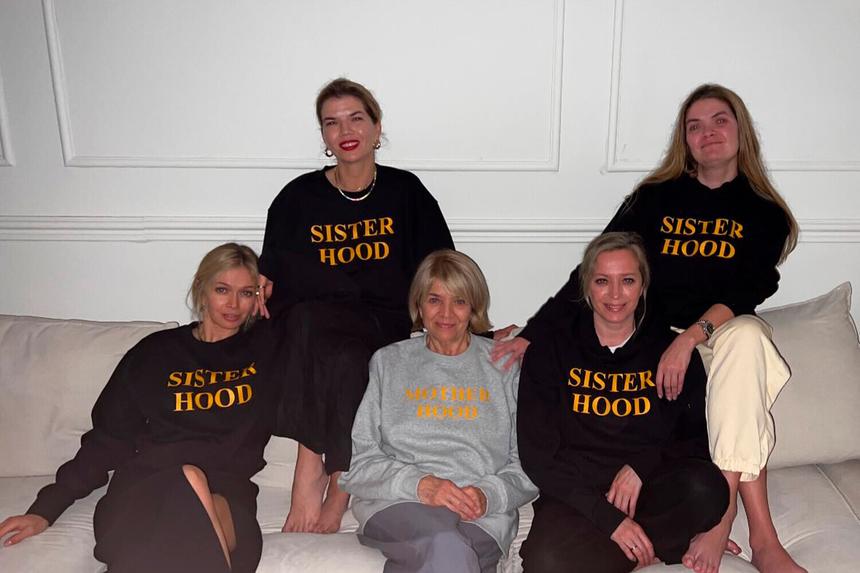 Вера Брежнева с сестрами и матерью