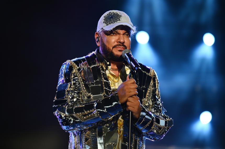 Одетого в черное певца Филиппа Киркорова заметили в детском центре в Горловке