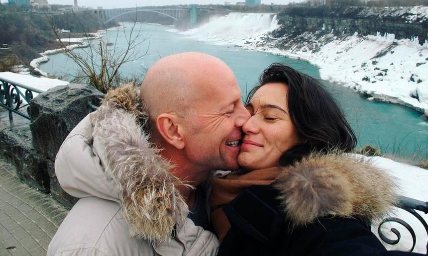 Жена тяжелобольного актера Брюса Уиллиса показала романтичное фото с мужем