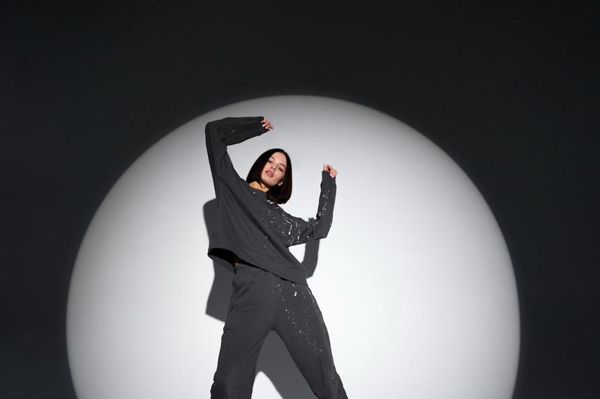 Мастхэв среди покупок: назван главный цвет в одежде весной 2024 года