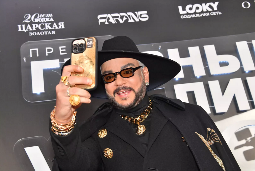 Певец Филипп Киркоров дал потрогать себя за волосы после вопроса о парике