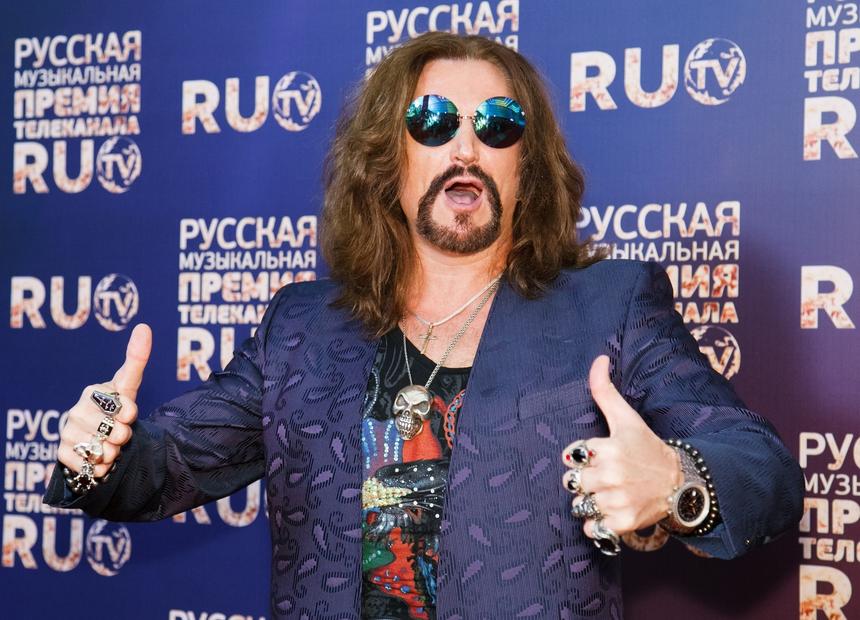 Кричал и упал со стола: Джигурда устроил дебош в офисе букмекерской компании