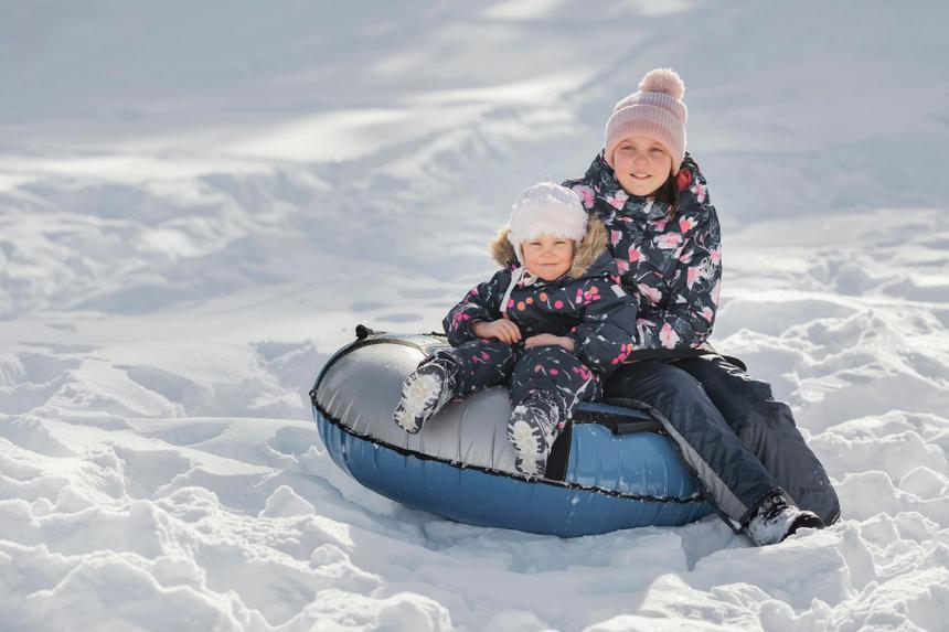 На скорости влетели в дерево: в Новосибирской области школьницы разбились, катаясь на одном тюбинге