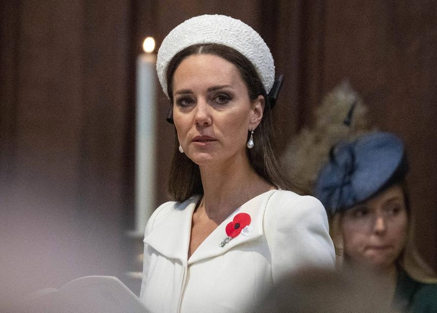 Опухшая и бледная: появились первые фото Кейт Миддлтон после операции на брюшной полости