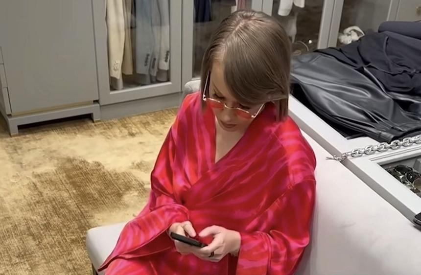 В пижаме и очках: Ксению Собчак сравнили с 74-летней Аллой Пугачевой