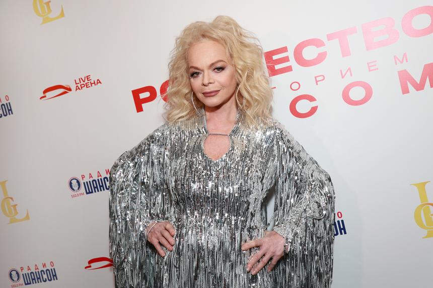 «Мне не нужны заграничные тряпки»: Лариса Долина заполнила гардероб одеждой российских дизайнеров