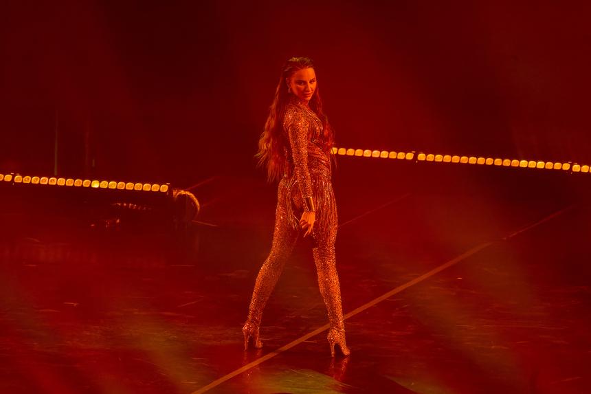 Певица Анна Асти объявила о переносе тура после ухода со сцены в слезах