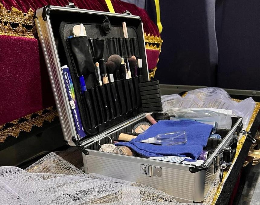 «Смоки айс и красная помада»: танатопрактик рассказала о самых необычных посмертных макияжах