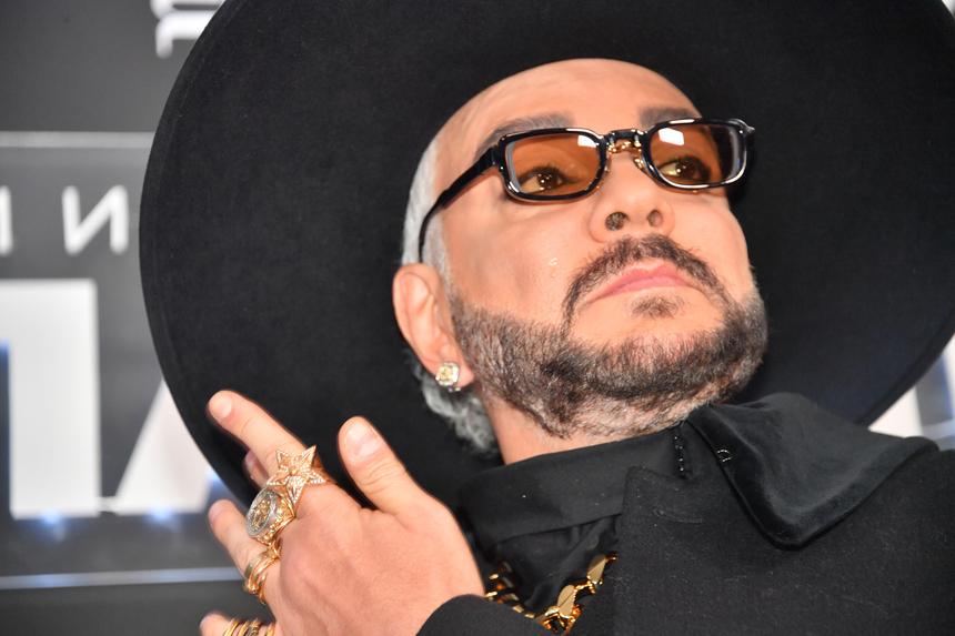 «Я сегодня в ту дверь зашел»: Филипп Киркоров в розовой кепке со стразами пошутил о «голой» вечеринке