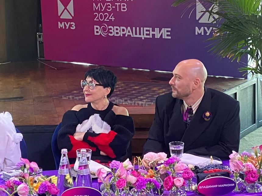 Певица Лолита с новой стрижкой впервые вышла в свет с коллегами после скандала