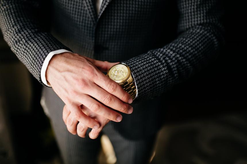 Часы Rolex за 700 тысяч рублей украли у посетителя бара в центре города