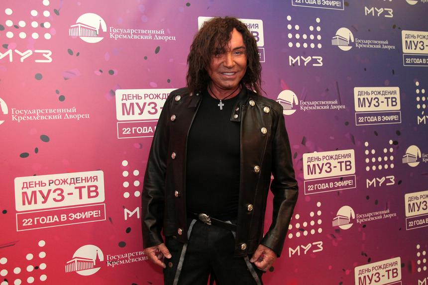 Не рядом с женой: директор Леонтьева раскрыл, где сейчас живет певец