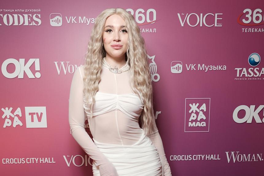 26-летняя певица Mia Boyka пряталась в костюме Арлекина на вокальном шоу «Маска»