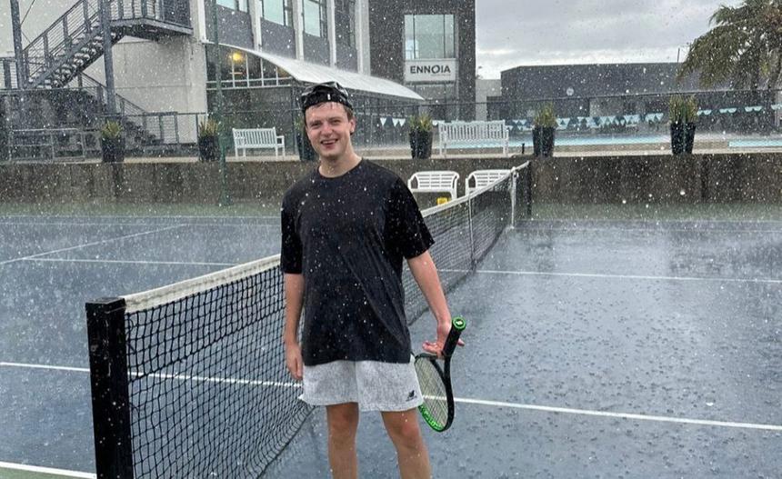 Опубликовал фото возле частного самолета: треш-стример Mellstroy вернулся в Россию и снял номер за миллион рублей