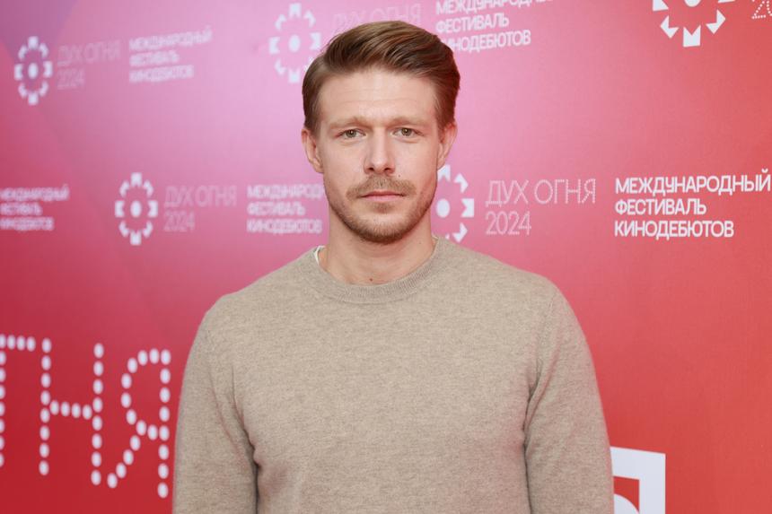 «Есть страх и какое-то спокойствие»: сын Михаила Ефремова прервал молчание о досрочном освобождении отца