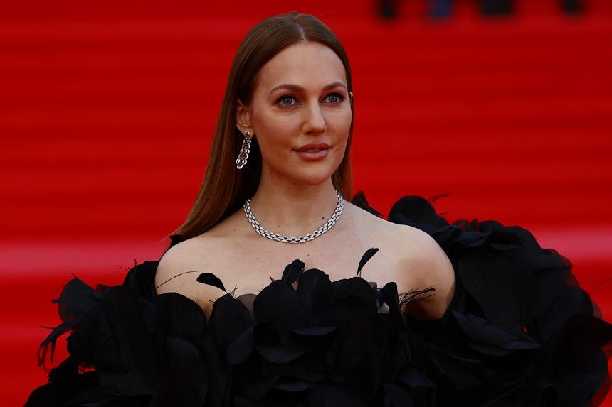 Звезда «Великолепного века» Мерьем Узерли снялась в платье за 681 тысячу рублей