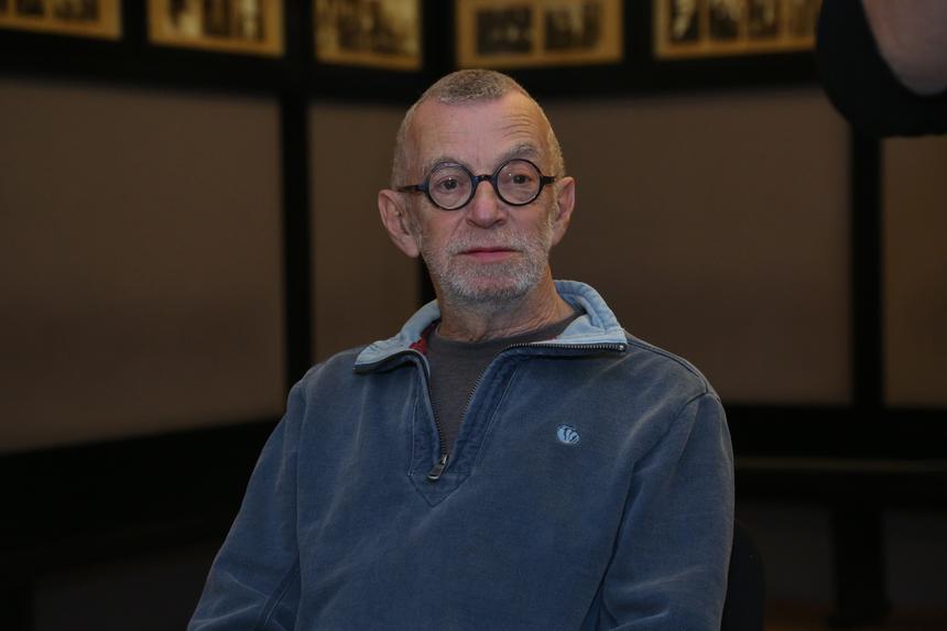 Водитель, сбивший Льва Рубинштейна на пешеходном переходе, получил условный срок