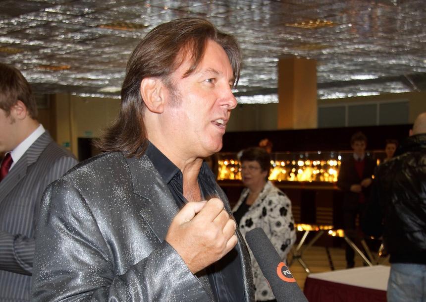 «Это звоночек для любого артиста»: Лоза высказался о полупустом зале на концерте Серова