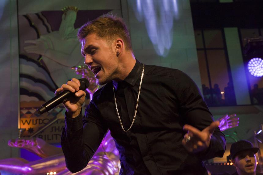 «Нас посетила сумасшедшая идея»: Соколовский продает билеты на собственную свадьбу