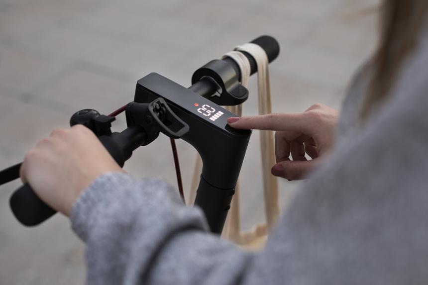 Осталась пятилетняя дочь: невеста купила самокат и отправилась вместо свадебного путешествия на кладбище