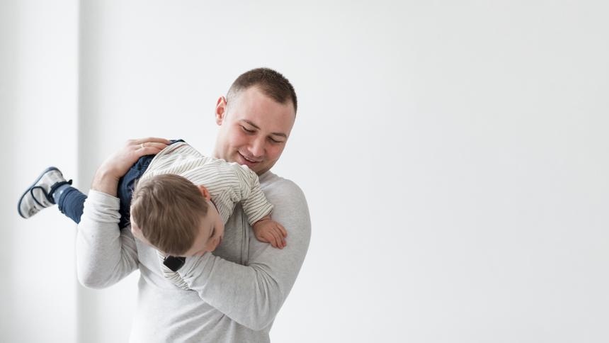 Позднее отцовство: как возраст мужчины при зачатии влияет на здоровье будущих детей