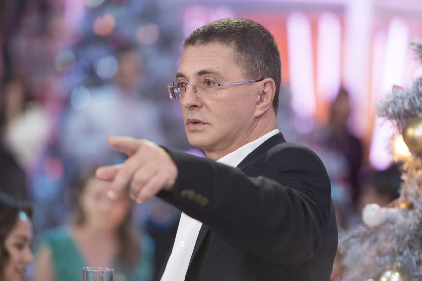 Mash: доктор Александр Мясников спас упавшую в обморок женщину в аэропорту Дубая