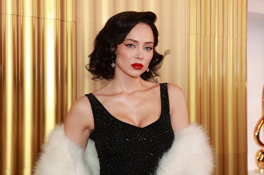 Дива в золотом: Настасья Самбурская получила свою первую награду на премии «Шансон года — 2024»