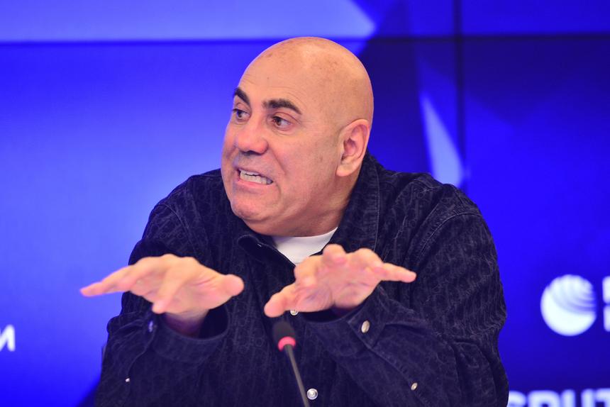 «Мы за ней должны бежать?»: Иосиф Пригожин устроил перепалку из-за Пугачевой