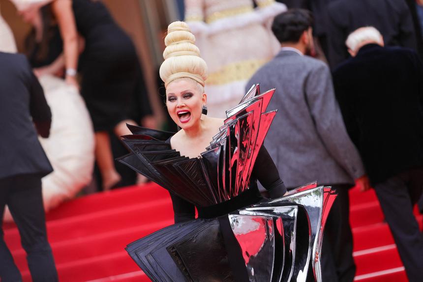 «Прическа – монтажная пена, наряд – сбор тряпок»: стилист раскритиковал образ Лены Лениной для Каннского кинофестиваля