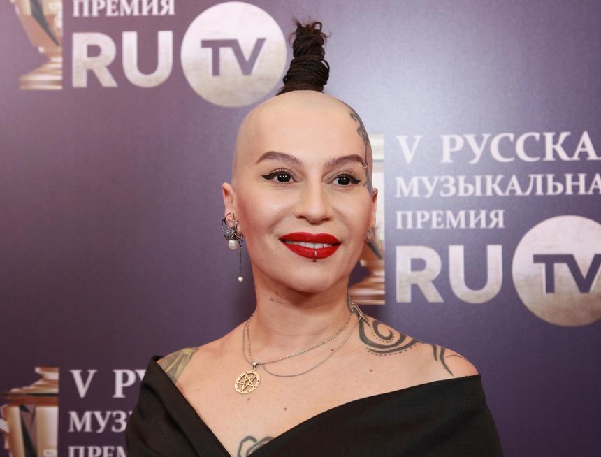 «Виски на 500$ выпивает»: потерявшей миллионы певице-русофобке Наргиз придется петь за копейки в ресторанах США