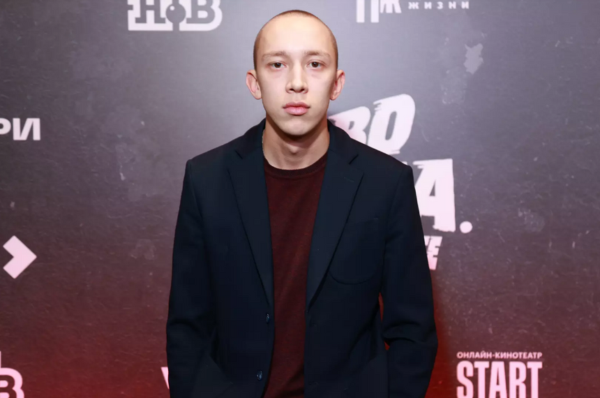 Актер Лев Зулькарнаев из «Слова пацана» рассказал о звездной болезни, необычном гриме и новых ролях