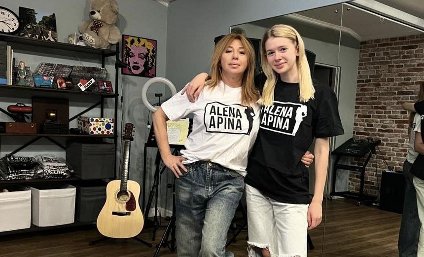 «Может не только запретить использовать фонограммы»: адвокат о намерении Апиной судиться из-за авторских прав